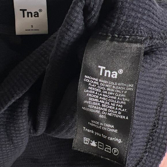 Aritzia TNA Waffle Notch Tank Top in Black size S - Picture 5 of 6